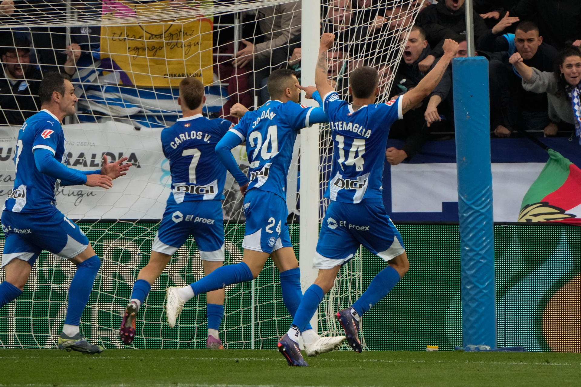 El Alavés le ganó la partida al Valencia gracias a un polémico penalti. EFE/AdrianRuizHierro