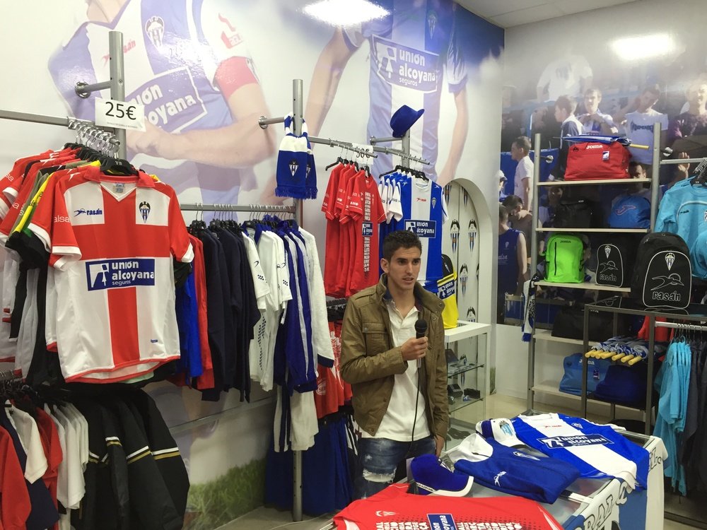 El centrocampista del Alcoyano Jesús Alfaro, en rueda de prensa en la tienda del club. CDAlcoyano