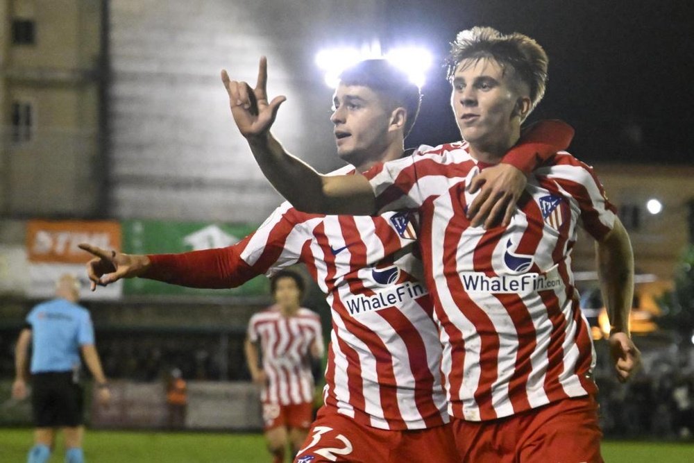 Barrios (R) made his debut as a starter against Elche. EFE