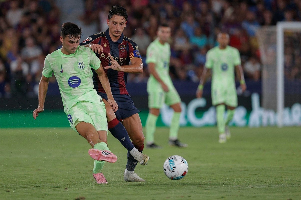 Pedri, tras el triunfo ante el Levante. EFE