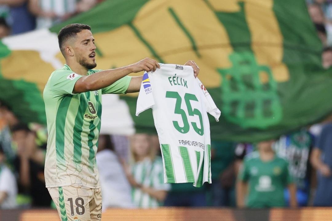 El centrocampista del Betis Pablo Fornals celebra su gol durante el partido contra el Almería mostrando una camiseta con el nombre de Félix Garreta. EFE/JoséManuelVidal