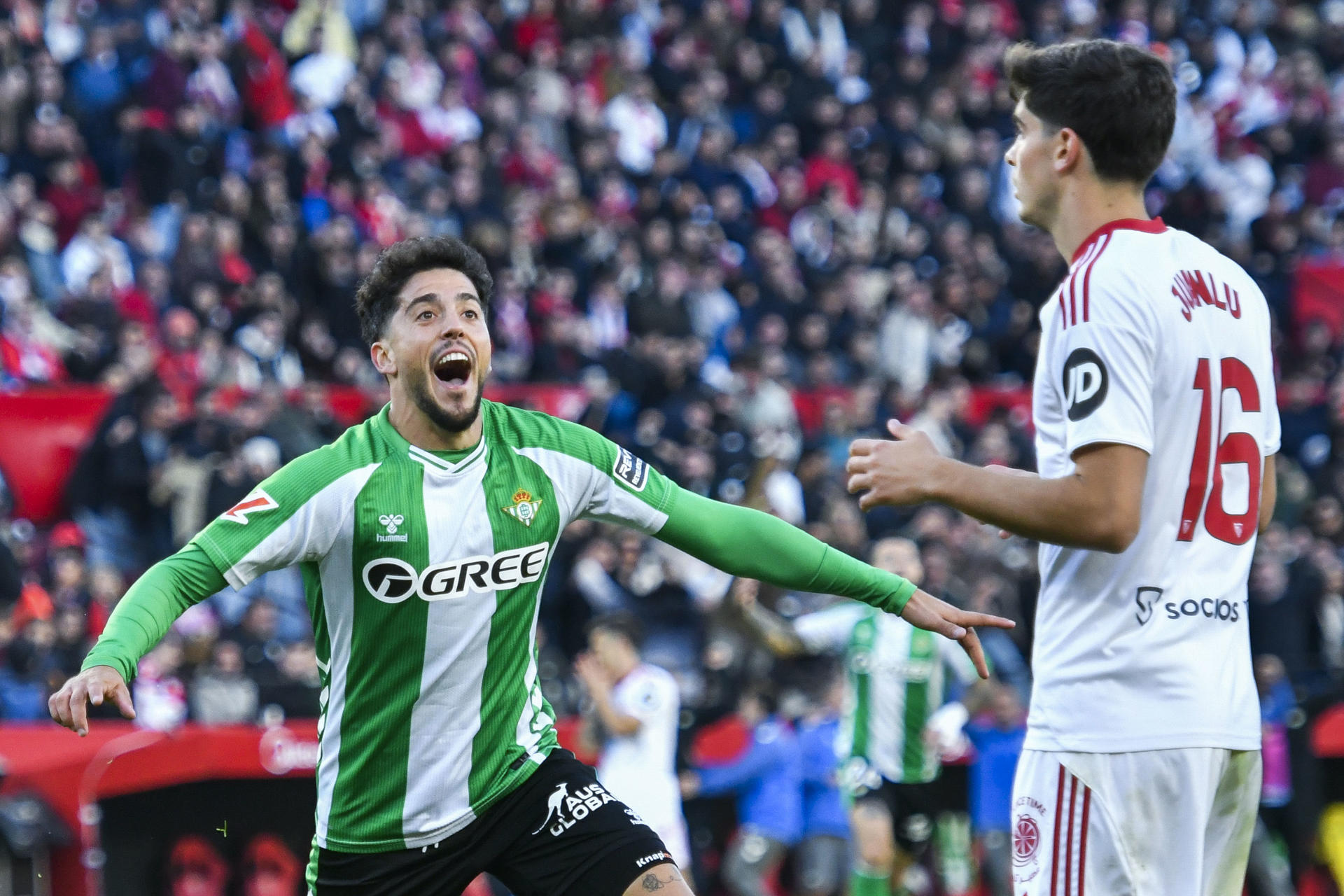 Fornals pone el fútbol en un 'Gran Derbi' empañado y de tres partes
