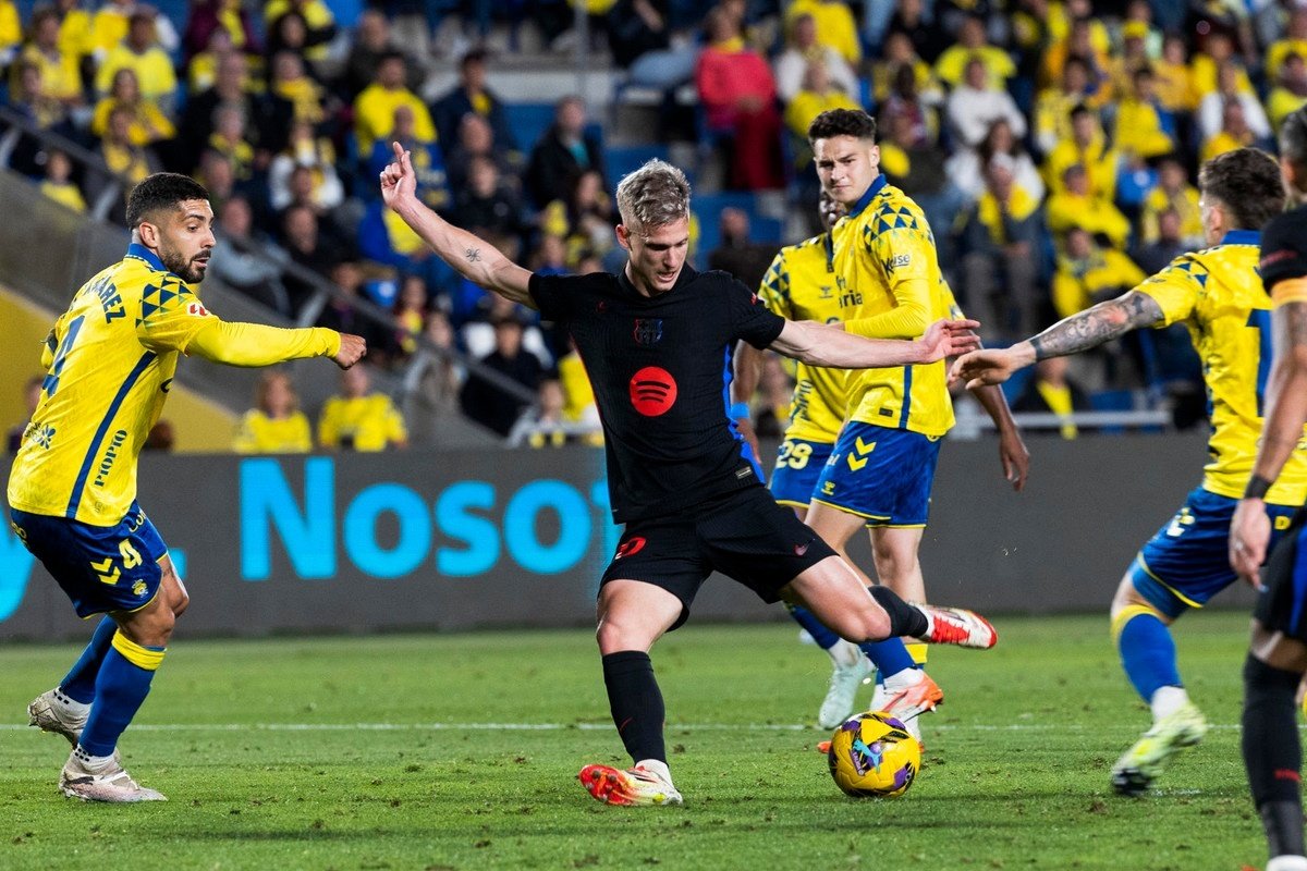 Barca claim narrow win at Las Palmas to reclaim Liga lead