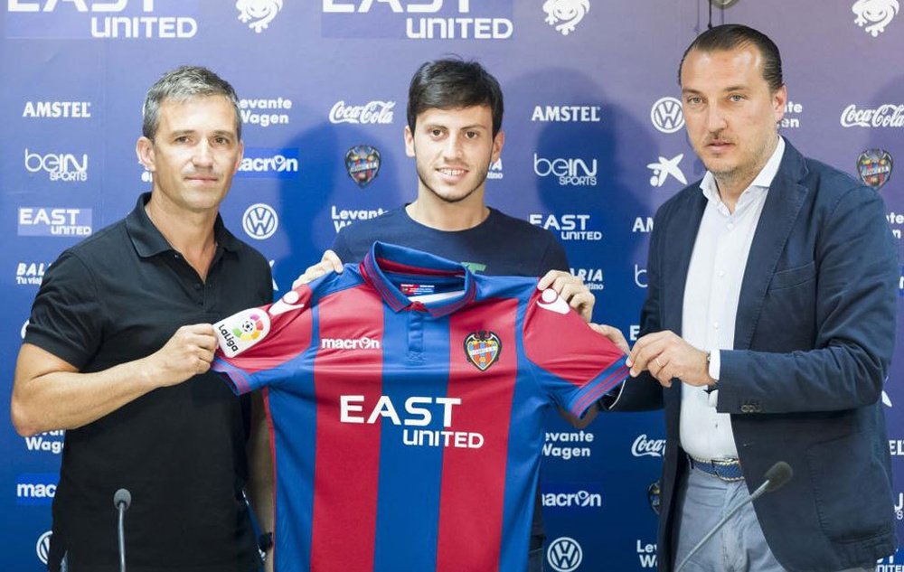 El centrocampista del Levante Javier Espinosa, en su presentación con el club. LevanteUD