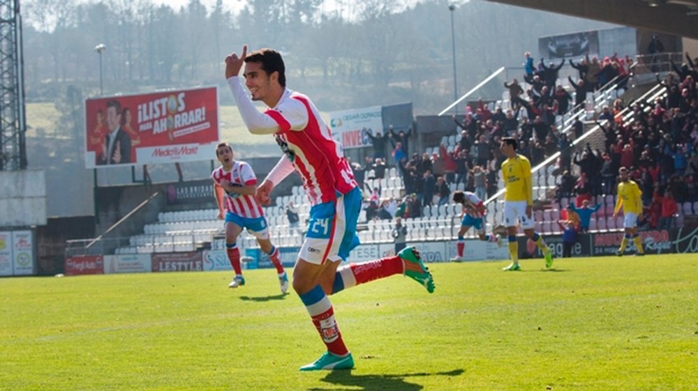 El centrocampista del Lugo, Iriome González, celebra un tanto con su equipo. CDLugo