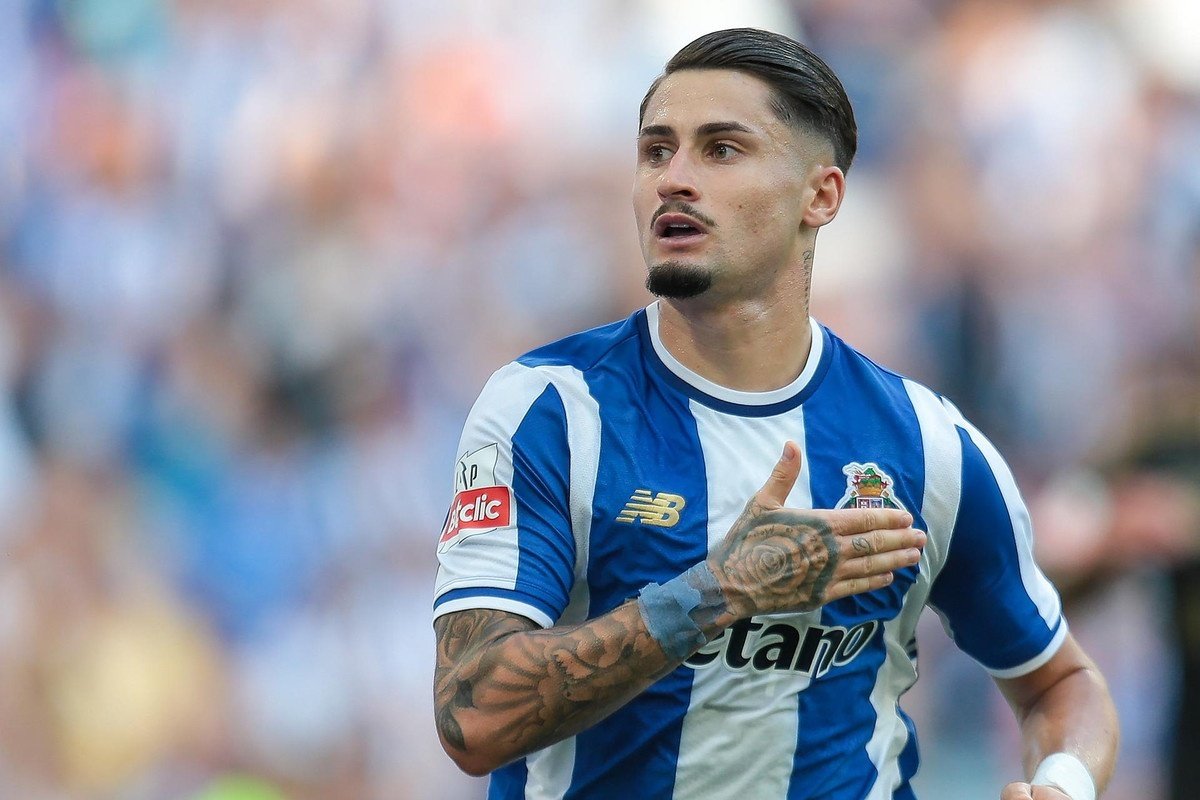 O ponta espanhol Borja Sainz brilhou neste domingo na Liga Portuguesa, ao marcar dois gols e comandar a goleada do Porto sobre o Casa Pia por 4 a 0, pela terceira rodada.