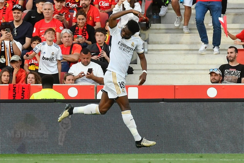 Aurelien Tchouameni celebra gol em partida contra o Mallorca. EFE/Miquel A. Borrás