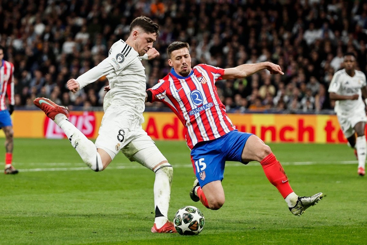 Valverde feels honoured to wear the captain's armband at Real Madrid. EFE