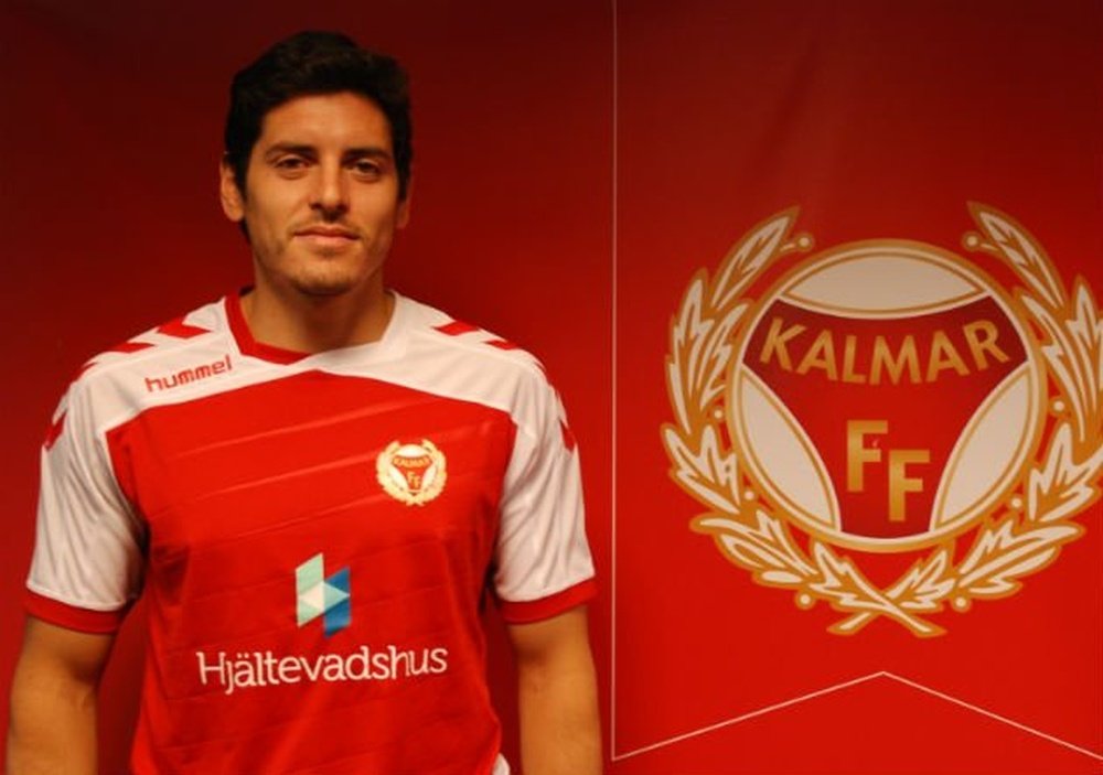 El chileno Marko Biskupovic posa como nuevo jugador del Kalmar sueco. Twitter