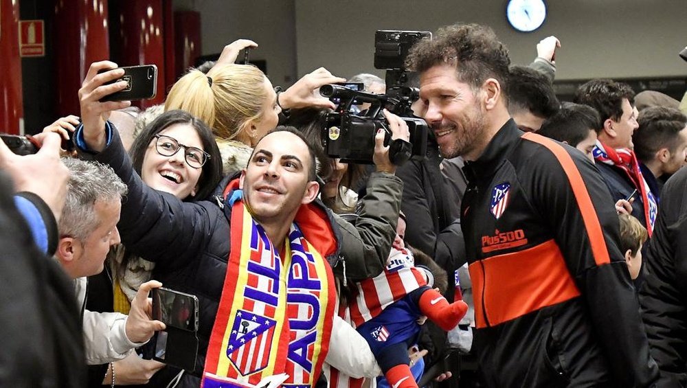 El Atlético levanta pasiones a su llegada a León. EFE
