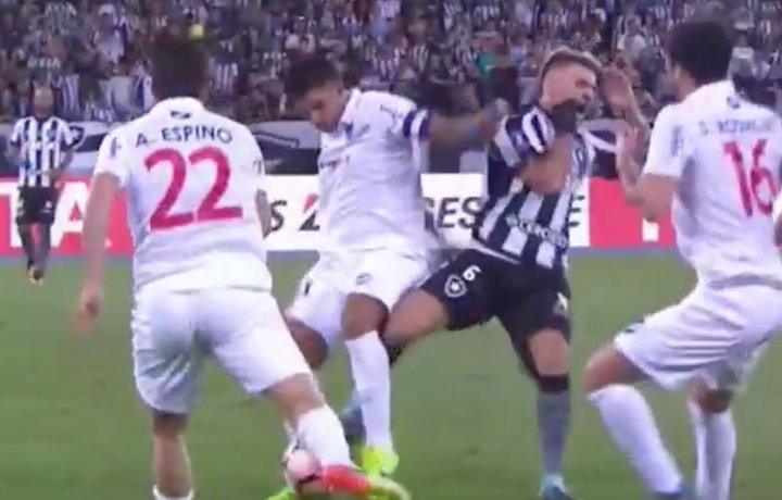 Lío en la Libertadores: ¡cuatro expulsados en cinco minutos y pelea en las gradas!