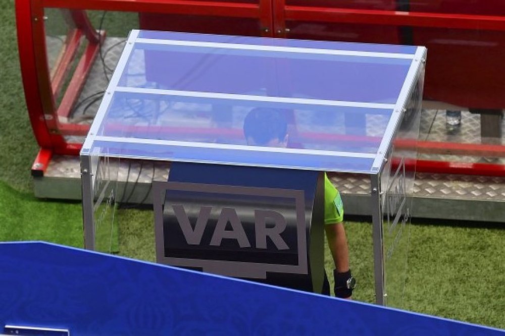 Cunha estrenó el VAR en el Mundial. AFP