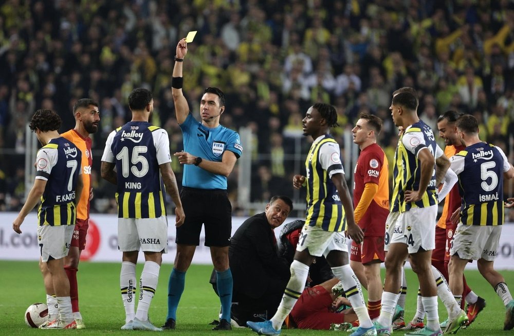 Fenerbahçe y Galatasaray empataron sin goles en el 'Clásico' turco. EFE