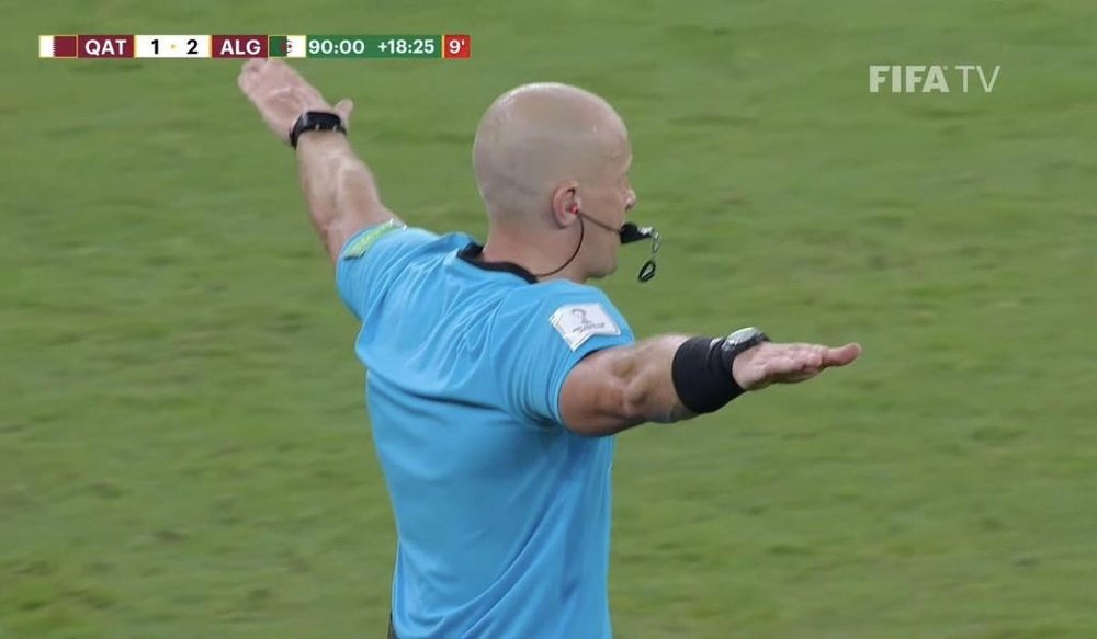 El arbitraje del polaco Szymon Marciniak pasará a la historia de la Copa Árabe. Captura/FIFATV