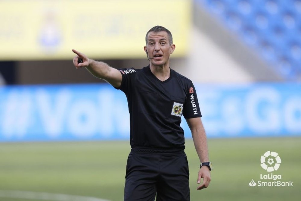 El colegiado Javier Iglesias Villanueva, en el partido Las Palmas-Extremadura de la jornada 42 de Segunda División 2019-20. LaLiga