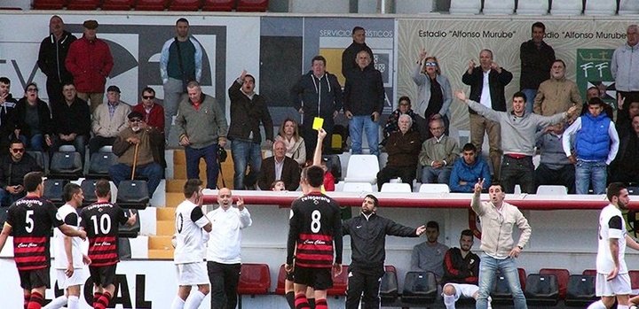 El árbitro del Ceuta-Gerena suspendió el partido por amenazas de muerte