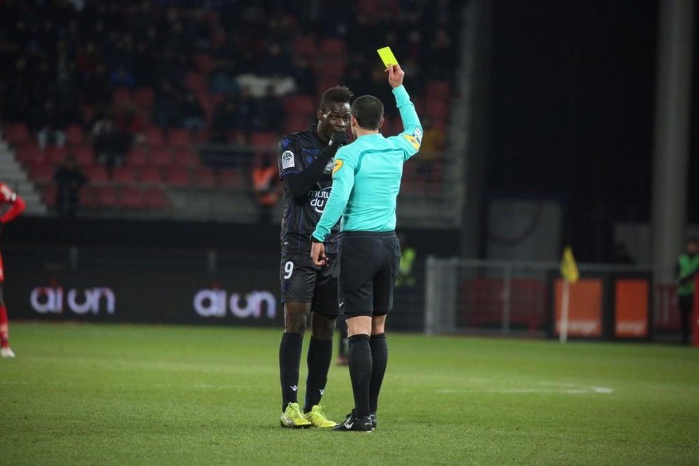 Balotelli fue amonestado por tratar de evitar los insultos hacia su persona. Twitter/OGCNice