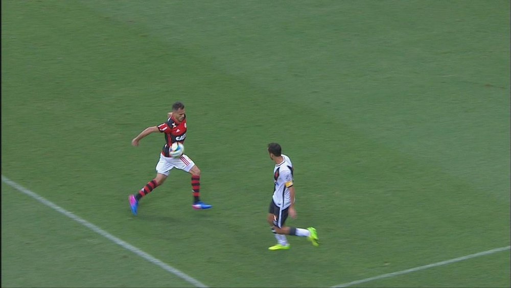 El colegiado señaló mano por esta acción en el Flamengo-Vasco de Gama. ESPN