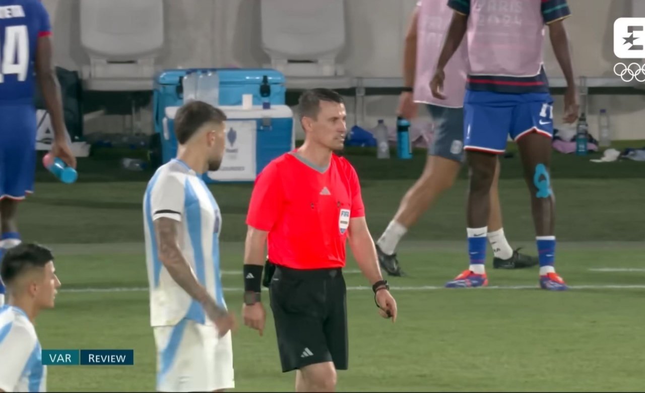 Ilgiz Tantashev refereed the quarter-final between France and Egypt. Screenshot/Eurosport