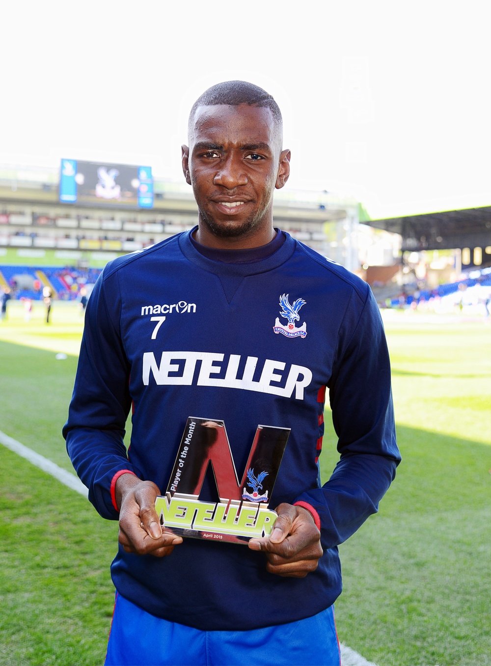 El congoleño Yannick Bolasie posa con el trofeo que le reconoce como mejor jugador del Crystal Palace de septiembre de 2014. CPFC