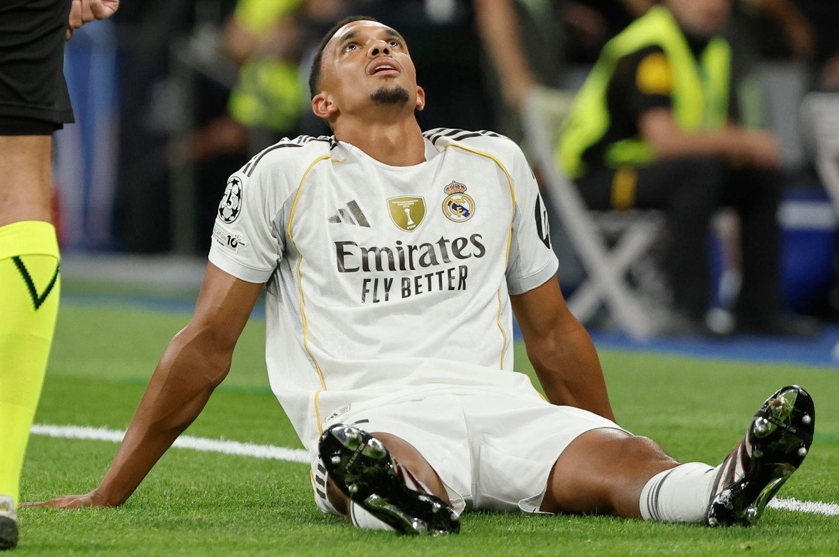 Alexander-Arnold was forced off with discomfort in his left leg on Tuesday. EFE