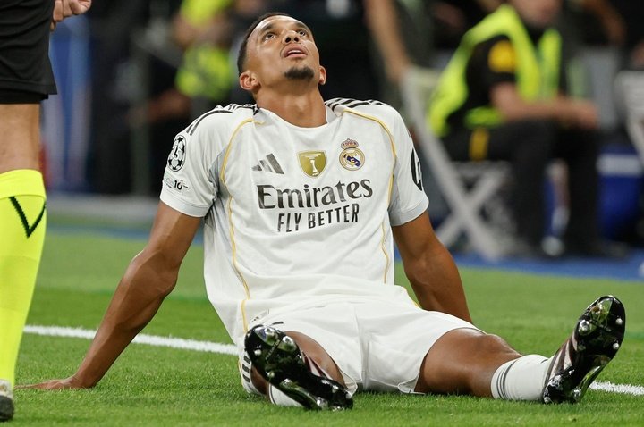 Alexander-Arnold was forced off with discomfort in his left leg on Tuesday. EFE