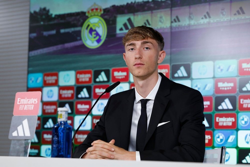 Sigue en directo la presentación de Dean Huijsen. EFE