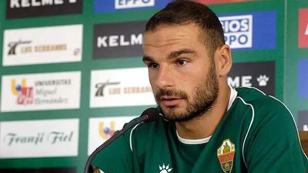 El defensa David Lombán, nuevo fichaje del Granada, durante su etapa en las filas del Elche. Twitter
