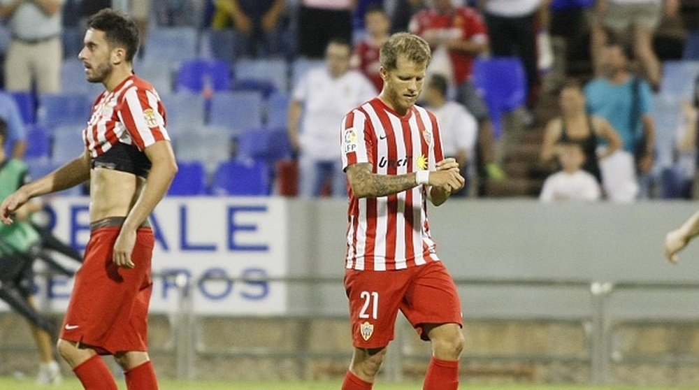 El defensa del Almería, Jorge Morcillo, en un encuentro con el club andaluz. UDAlmeriaSAD