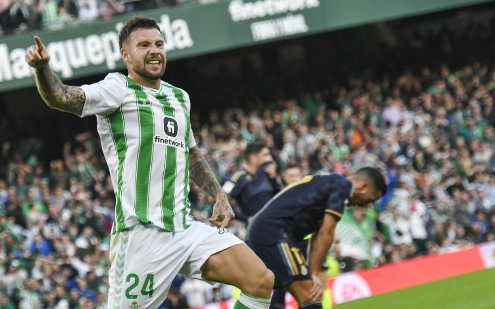 El defensa del Betis, Aitor Ruibal, celebra su gol ante el Real Madrid, durante el partido de la Jornada 16 de LaLiga. EFE