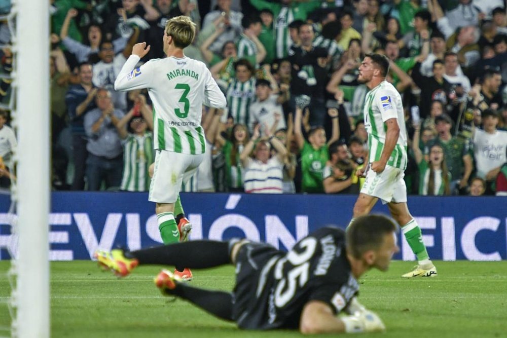 El Betis venció al Celta por 2-1. EFE