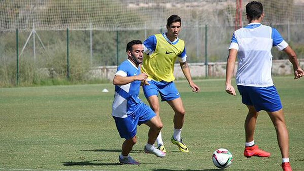 El defensa del Hércules Paco Peña, en un entrenamiento con el resto de la plantilla. CFHércules
