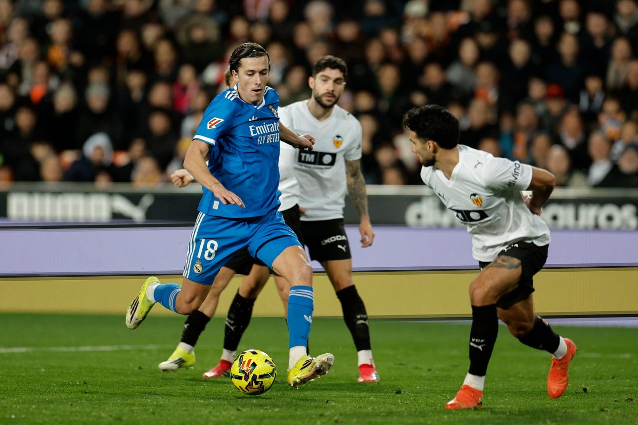 Il Real Madrid mantiene la pressione sul Barcellona con una vittoria sofferta a Valencia