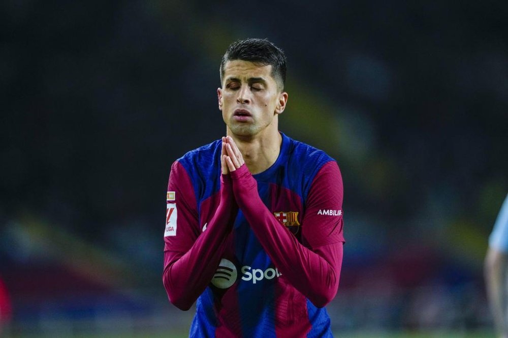Man City want Cancelo to join Barcelona on a permanent transfer. EFE