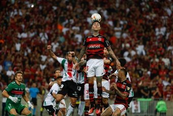 O Flamengo não teve vida fácil, mas conseguiu vencer o Palestino, do Chile, por 2 a 0 e assumir a liderança do Grupo E da Libertadores.