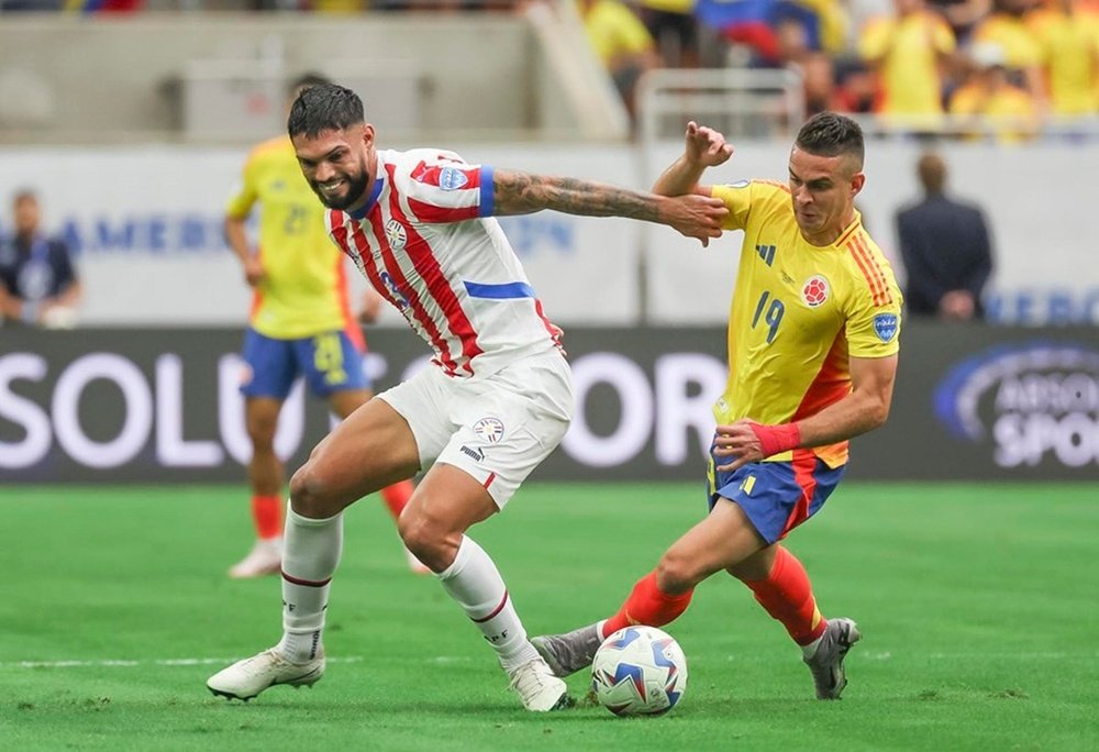 Omar Alderete (Paraguai) e Rafael Santos Borre (Colômbia), em partida pela Copa América. EFE
