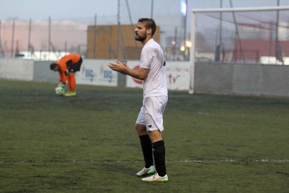 El defensor Rafa Navarro, en un encuentro con el Sevilla C. MarbellaDeportiva