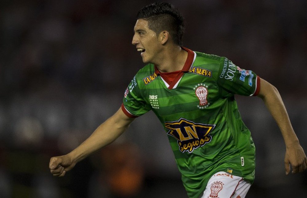 El delantero argentino Cristian Espinoza, durante un partido con Huracán. AFP