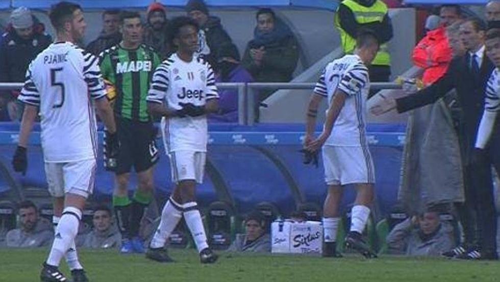 El delantero argentino de la Juventus Dybala le negó el saludo a su entrenador Allegri. Captura