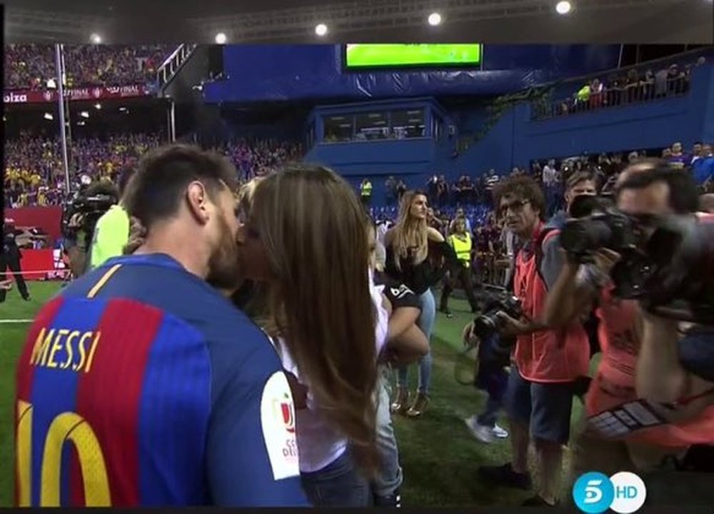 El beso de Messi y Antonella, el momentazo de la celebración. Twitter