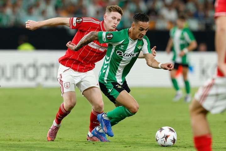 El Betis sobrevive y oposita de la mano de Antony. EFE