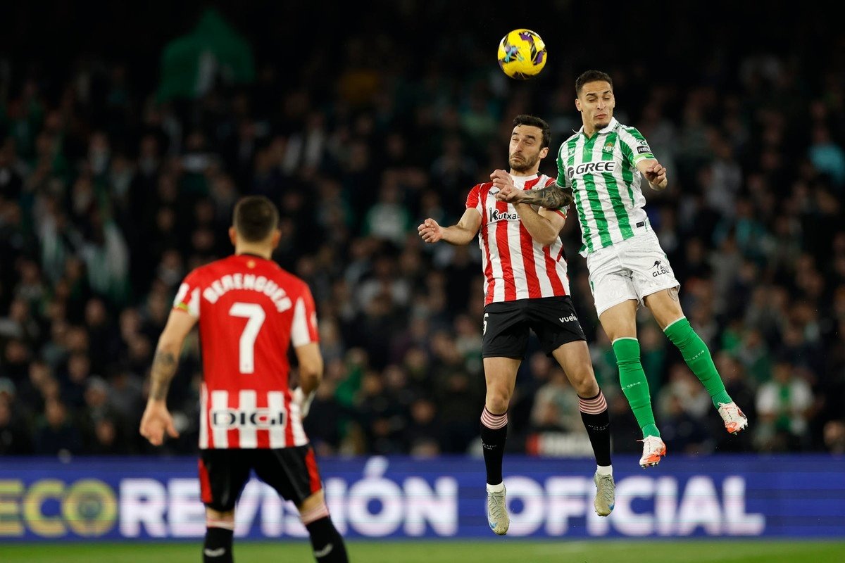 Berenguer enturbia el debut de Antony desde la esquina. EFE