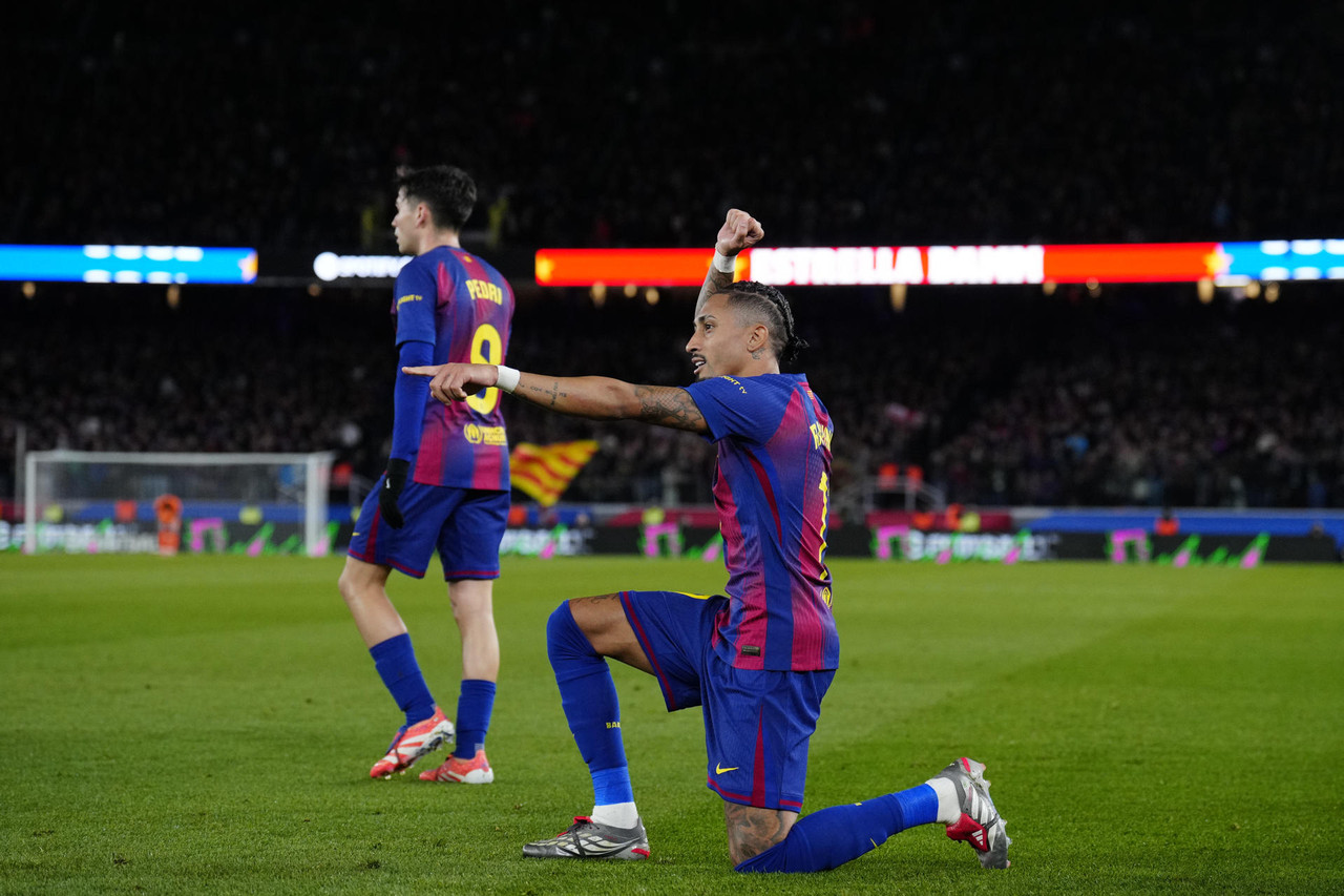 Raphinha faz dois gols, e líder Barça vence Osasuna