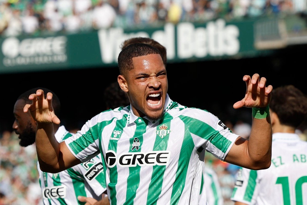 Vitor Roque, encantado en el Betis. EFE