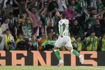 El delantero brasileño del Real Betis Willian José celebra su gol durante el encuentro correspondiente a la cuarta jornada de Primera División disputado en el Benito Villamarín. EFE/JoséManuel Vidal