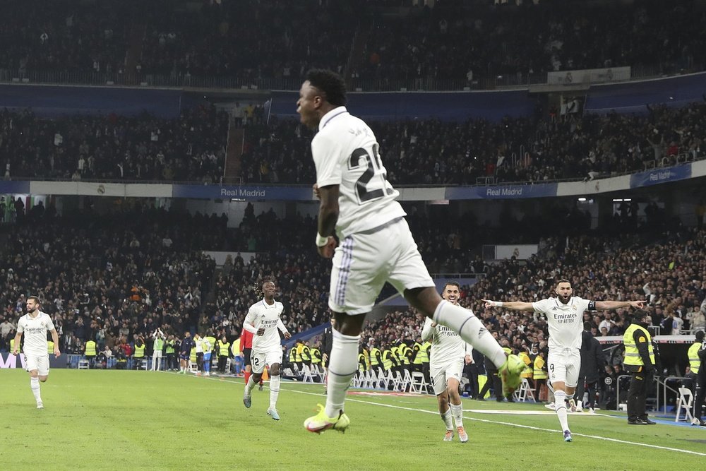 El BMV blanco chilla ruedas en el Bernabéu. EFE