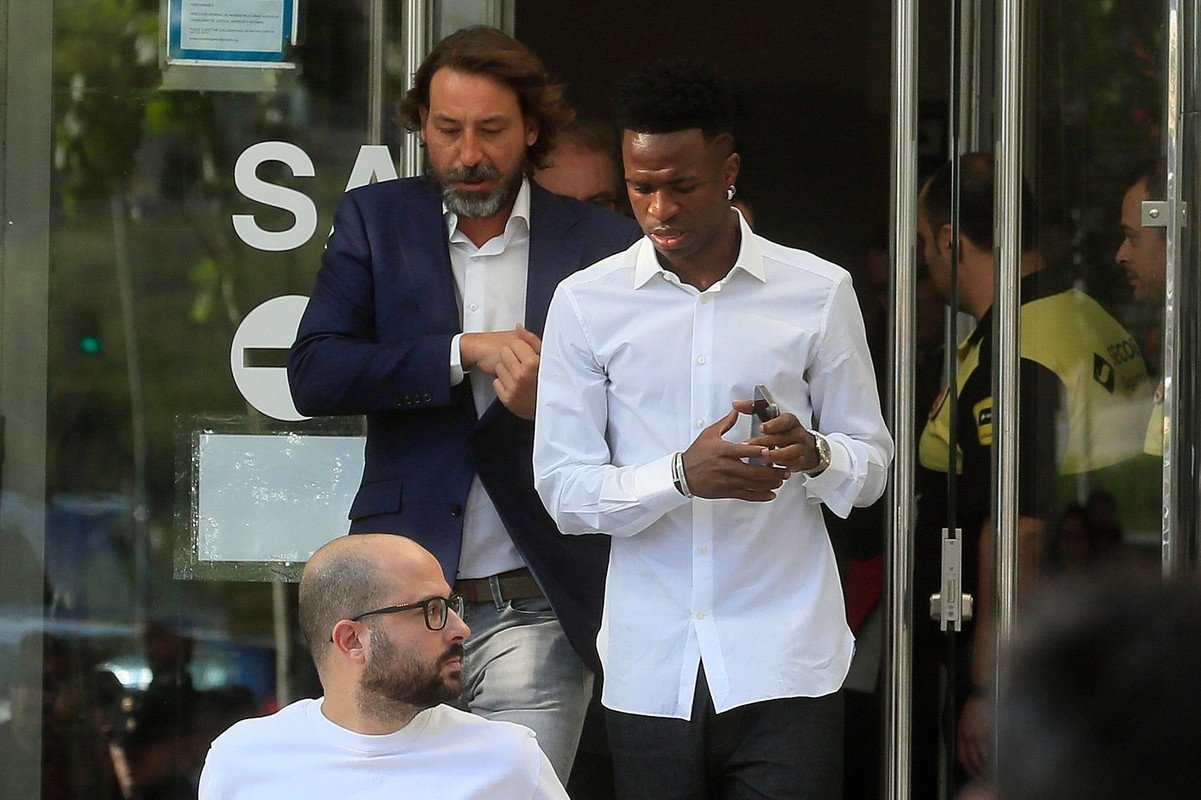 Vini Jr. na saída do tribunal, após prestar depoimento sobre agressões racistas. EFE