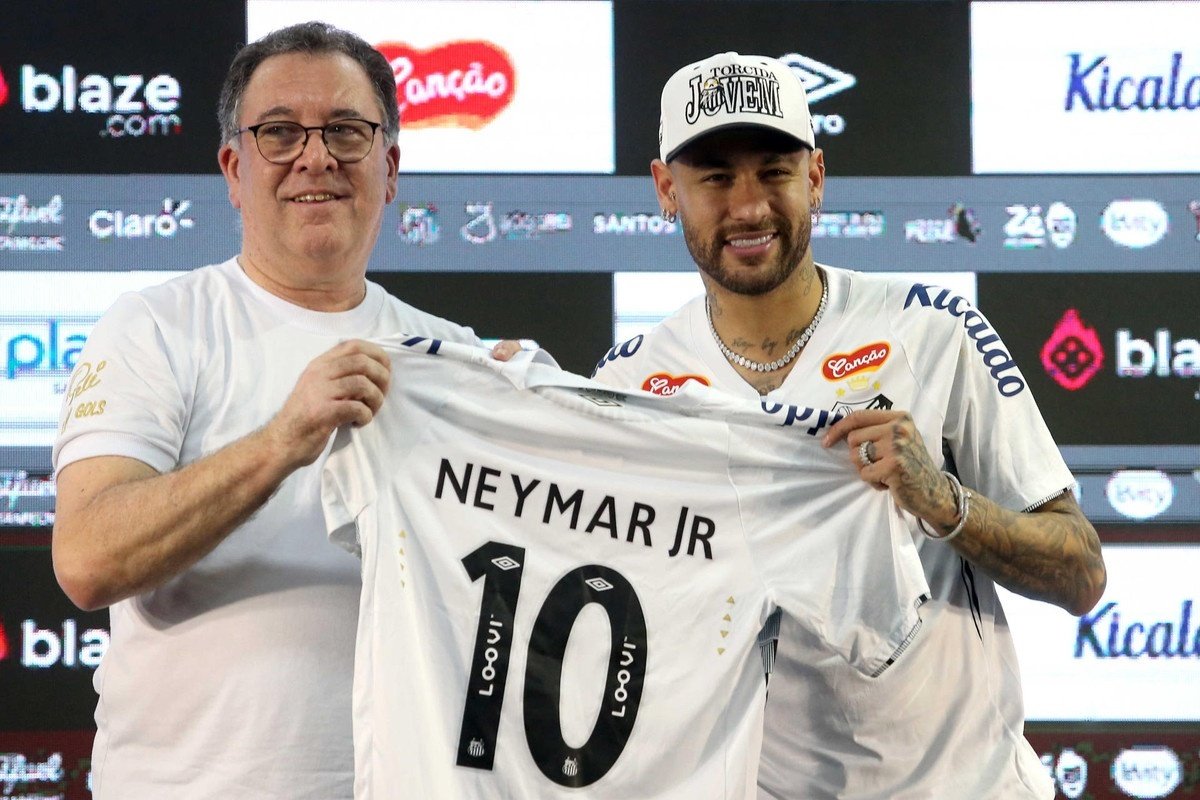Neymar assina contrato com o Santos e vestirá a 10, do Rei Pelé