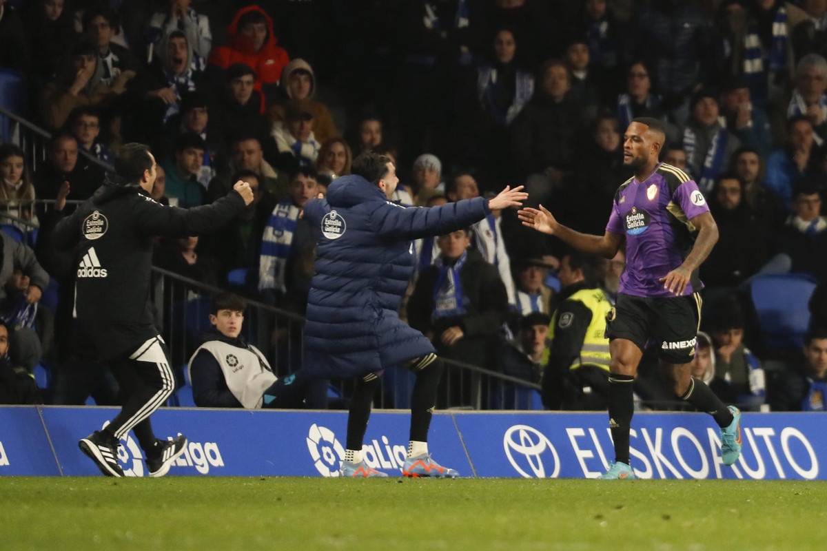 Cyle Larin celebra un gol