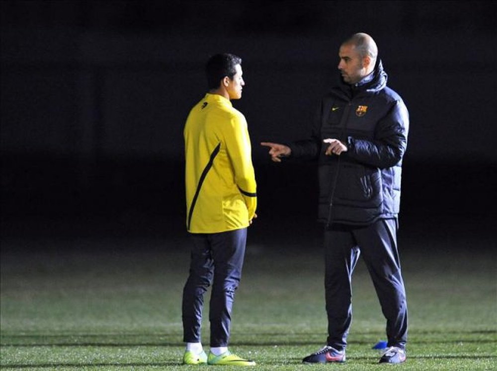 El delantero chileno Alexis Sánchez, conversa con el entrenador Pep Guardiola (d), durante un entrenamiento realizado en Yokohama, al sur de Tokio, cuando ambos militaban en el Barcelona. EFE